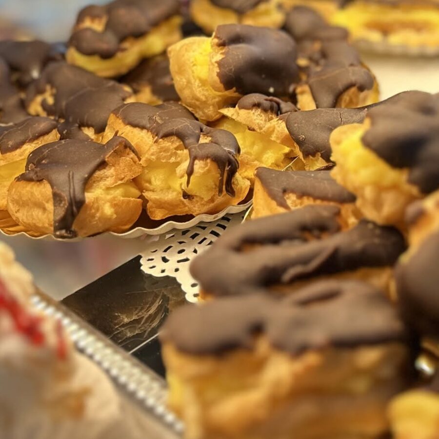 Choux cu glazură de ciocolată în vitrină — Patiseria Dolimex