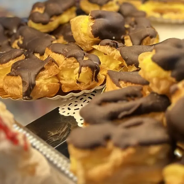 Choux cu glazură de ciocolată în vitrină — Patiseria Dolimex