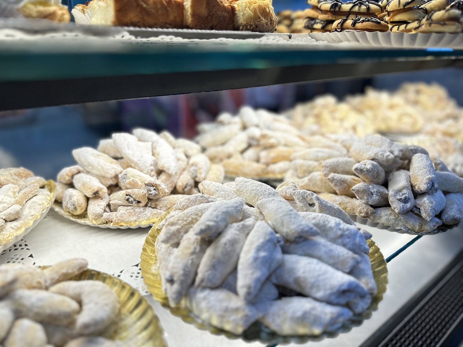 Farfurii cu cornulețe pudrate cu zahăr, în vitrină