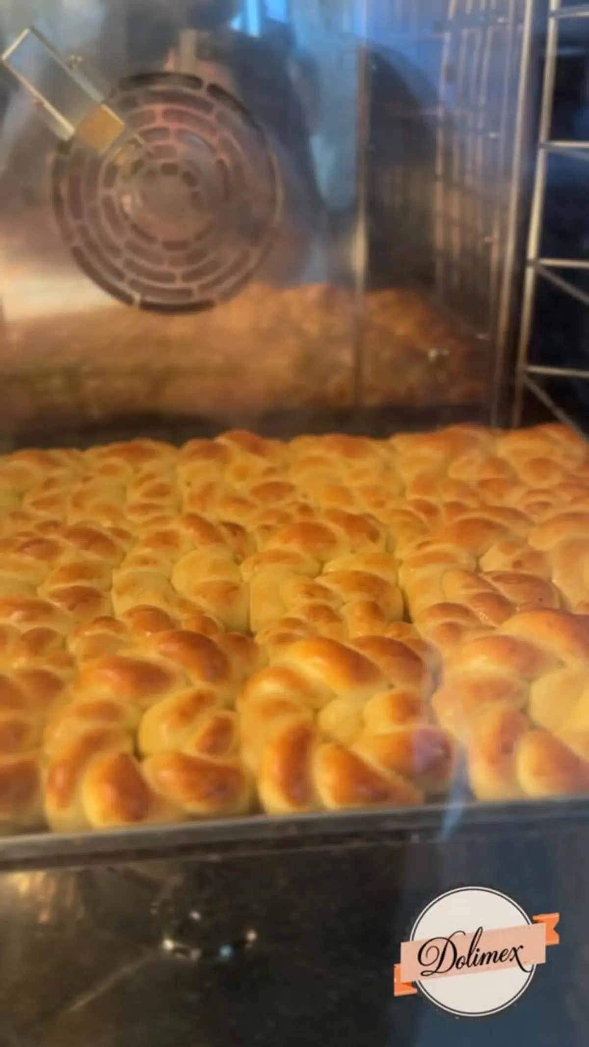 Tavă cu cornuri rumenite, în cuptor