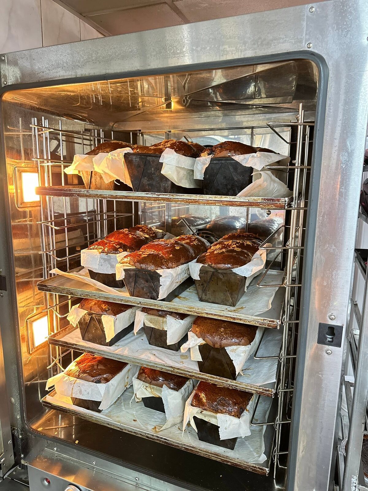 Cozonaci în forme, pe grătarele cuptorului aprins